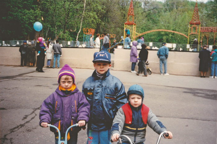 Перед детским городком в парке Сокольники1995.png